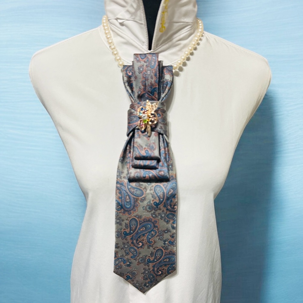 Elegant Colorful Gray Paisley Necktie with Rose gold Brooch